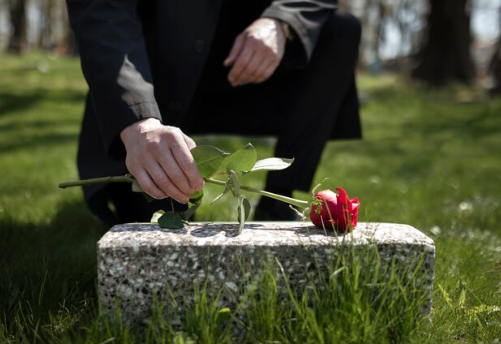 Der würdevolle Abschied: Ratgeber zur Planung und Gestaltung von Bestattungen