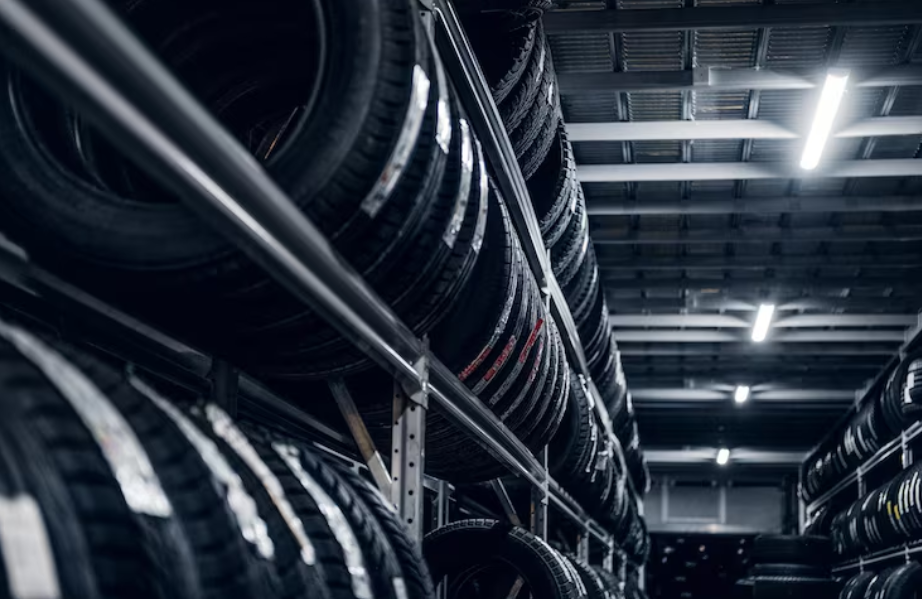 Wie Reifenregale die Lagerung von Autoreifen effizienter machen